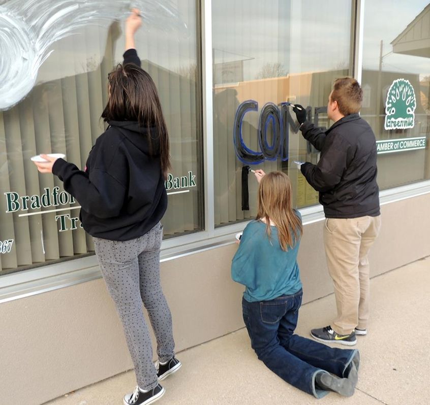 GHS Comets paint the Chamber Office windows